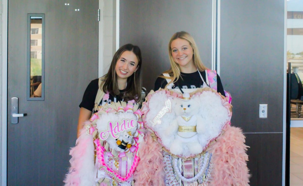 Students Participate in Uniquely Texan Tradition of Homecoming Mums